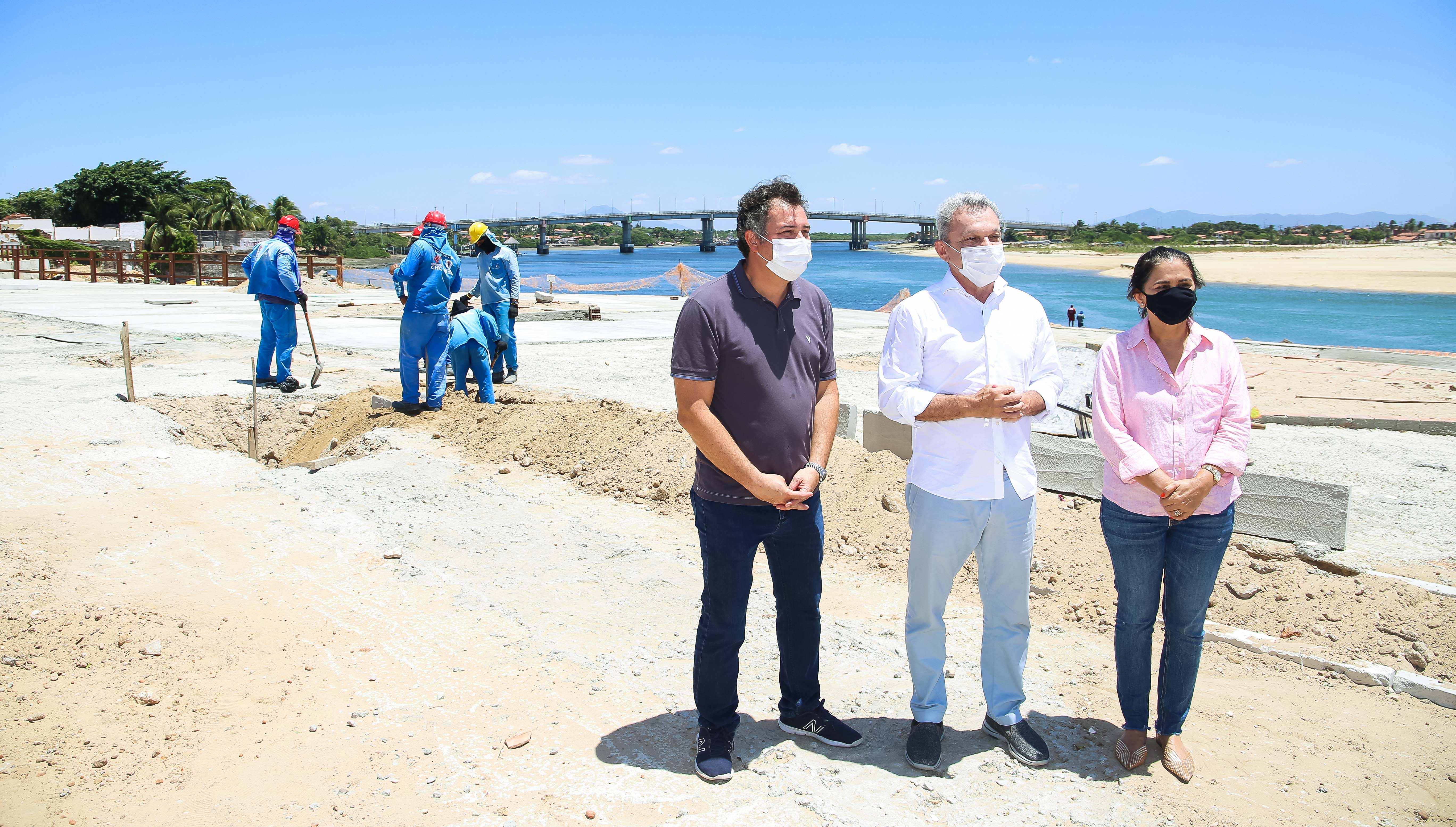 prefeito grava a live no calçadão em obras, ao fundo dá para ver operários trabalhando na margem do rio ceará e, mais ao fundo, é possível ver a ponte da barra do ceará